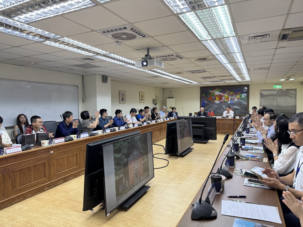 Welcome the Joint Delegation of Vietnamese Higher Education Institutions and Enterprises to Our Department (2026.10.01)