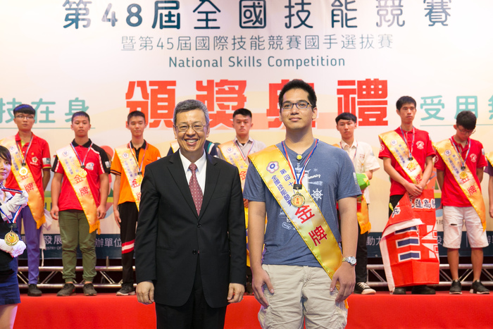 Zhuang Yi (莊詠鈞) of Department of Electronic Engineering won the Gold Medal  in the Industrial Electronic Group of 48th National Skills Competition