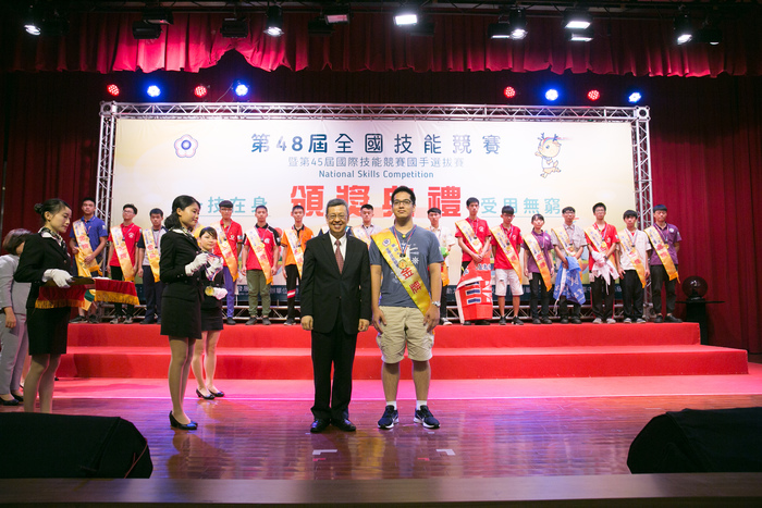 Zhuang Yi (莊詠鈞) of Department of Electronic Engineering won the Gold Medal  in the Industrial Electronic Group of 48th National Skills Competition