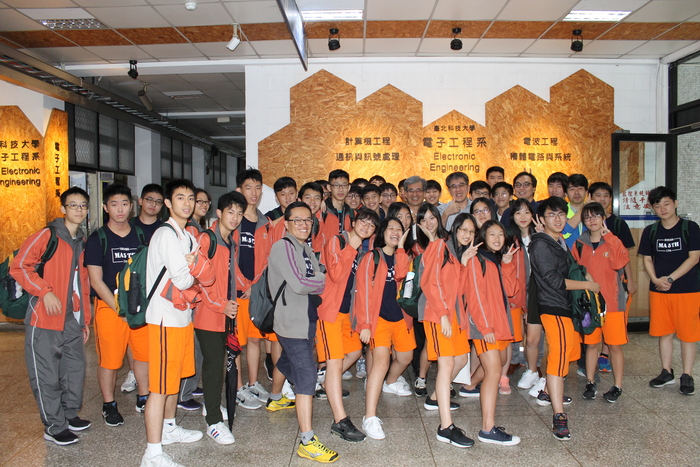Taipei Municipal Nanhu Senior High School teachers and students Come to Visit