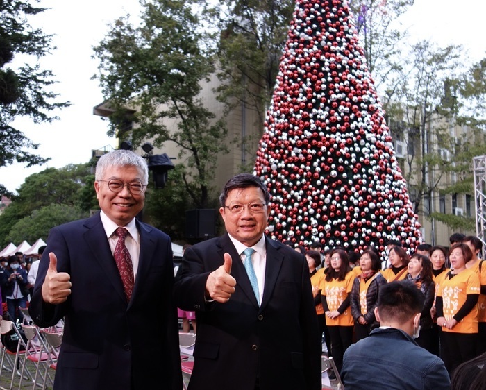 Taipei Tech and alumni company, Everlight Electronics, held a Christmas Tree lighting ceremony to convey message of peace and pray for good fortune for the coming new year