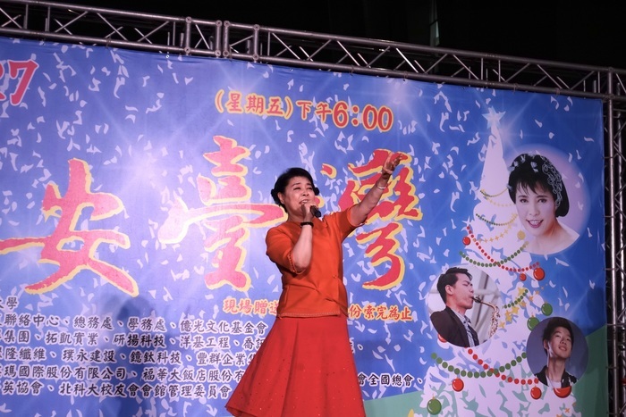 Chien Wen-Hsiu, the Chairwoman of Everlight Cultural Foundation, who is also an eminent vocalist, gave a wonderful and heart-soothing performance at the ceremony