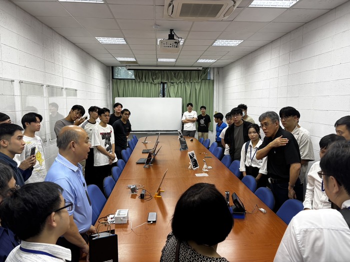高立人教授展示訊號處理暨智慧電子實驗室研發成果！